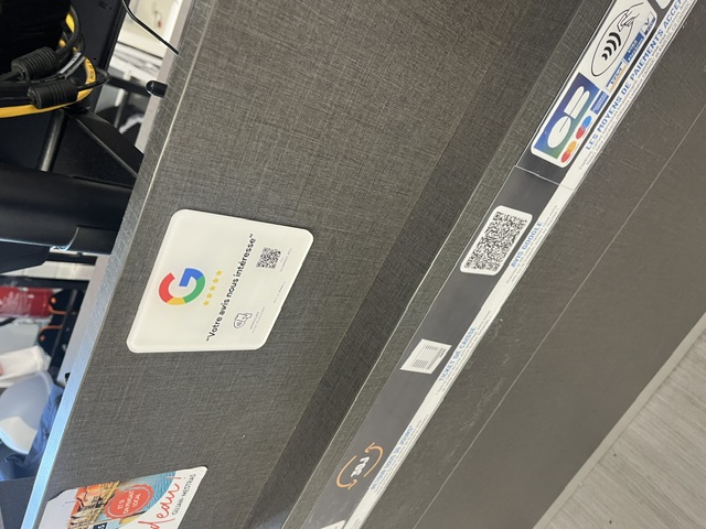 Photo of a physical review widget at a shop in France.